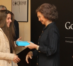 Su Majestad la Reina entrega a uno de los diez adolescentes ganadores el premio del juego online “Conectados”